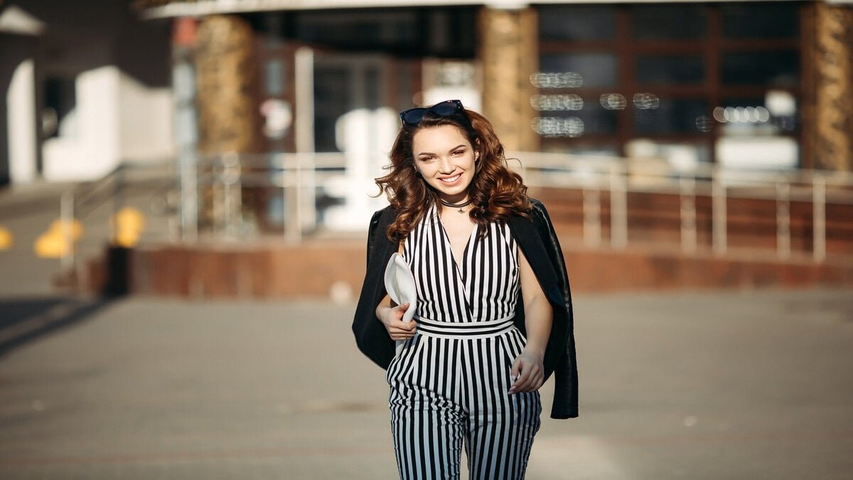 Moda, sadece trendleri takip etmek değil, aynı zamanda vücudunu tanıyıp onu en iyi şekilde yansıtabilmektir. Vücut tipinizi bilerek alışveriş yapmak, stilinizi yükseltmenin en pratik ve etkili yollarından biri. Aynı kıyafetin farklı vücut tiplerinde bambaşka durmasının nedeni tam da burada yatıyor.