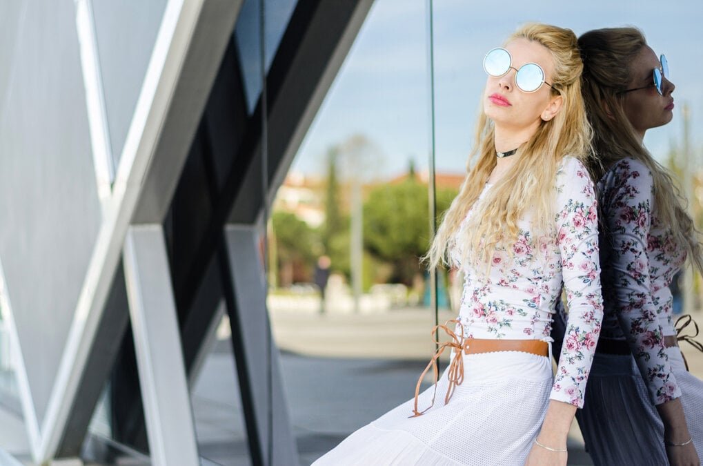 Moda, sadece trendleri takip etmek değil, aynı zamanda vücudunu tanıyıp onu en iyi şekilde yansıtabilmektir. Vücut tipinizi bilerek alışveriş yapmak, stilinizi yükseltmenin en pratik ve etkili yollarından biri. Aynı kıyafetin farklı vücut tiplerinde bambaşka durmasının nedeni tam da burada yatıyor.