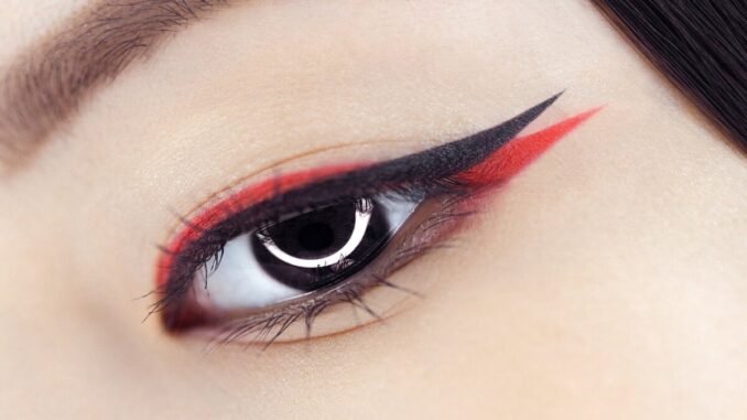 goz-seklinize-uygun-eyeliner-teknikleriyle-carpici-bakislar-SwVBRufV.jpg