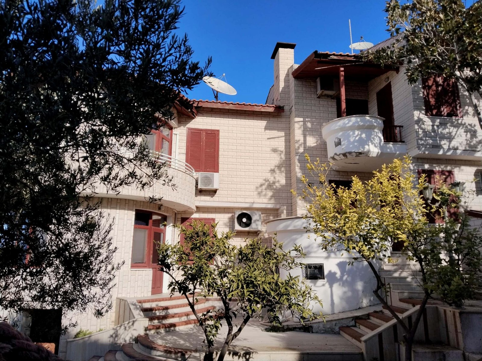 Balıkesir Gömeç’teki Gönül Köşkü şimdiye kadarki en etkileyici deniz manzaralı yaşam alanlarından biri olarak karşınıza çıkıyor. Ünlü müzisyen Kayahan Açar’a ait olan bu özel köşk, modern mimari ile doğayı mükemmel bir uyum içinde buluşturan bir yatırım fırsatı sunuyor. 1609 metrekarelik geniş bir arsa üzerinde yükselen köşk, her odasından görünen eşsiz deniz manzarasıyla hem sakinlerine hem de potansiyel yatırımcılara baş döndürücü bir değer önerisi sunuyor. Gönül Köşkü, şu an 130 milyon TL satış fiyatı ile bölgenin yükselen değerlerinden biri olarak dikkat çekiyor ve uzun vadeli getiriler vaat ediyor. Bu rehberde köşkün mimari detayları, sosyal ve teknik donanımları, yatırım perspektifi ve geleceğe dönük gelişim potansiyeli üzerinden derinlemesine bir analiz sunuyoruz.