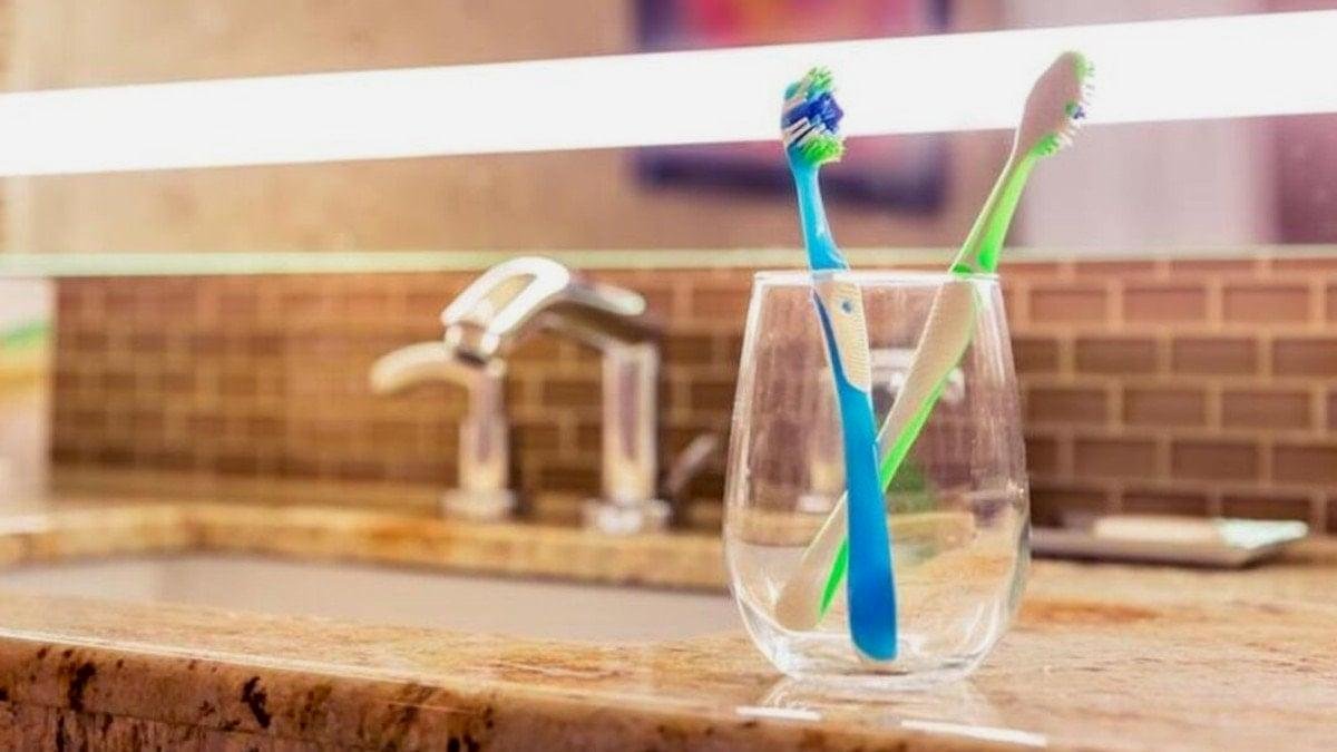 Banyoda Diş Fırçası Bırakmanın Zararları
