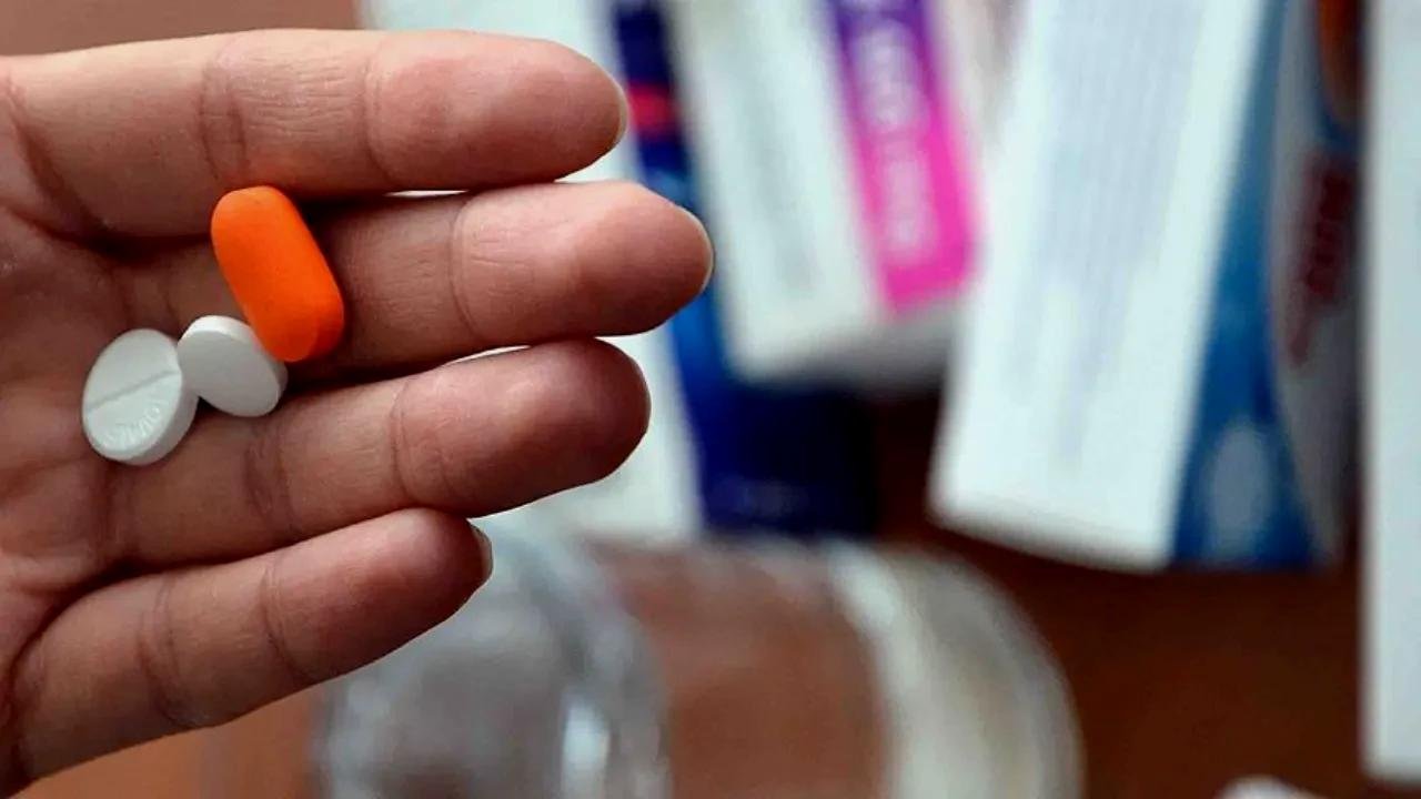 Son yıllarda antibiyotiklere olan gereksiz ve kontrolsüz kullanımın yarattığı küresel sağlık krizi, ülkemizde de alarm seviyesini aştı. Antibiotiklerin yanlış kullanımını önlemek ve toplum sağlığını korumak adına gerçekleştirilen yeni düzenlemeler, belge ve uygulama bazında önemli değişiklikler getiriyor. Bu sayede, hem antibiyotik direnciyle savaşta ciddi bir adım atılırken, vatandaşların doğru ilaç kullanım alışkanlıkları da pekiştiriliyor.