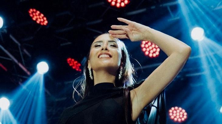 Cesur ve Parıltılı Kıyafet Seçimleri