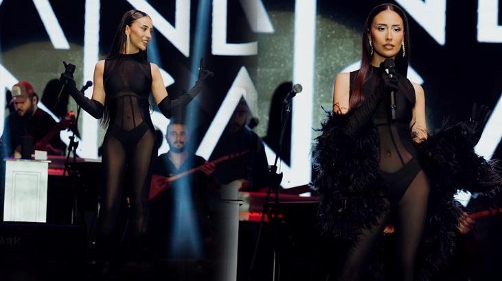 Fiziği ve Sahne Duruşuyla Kendine Güvenen Kadın