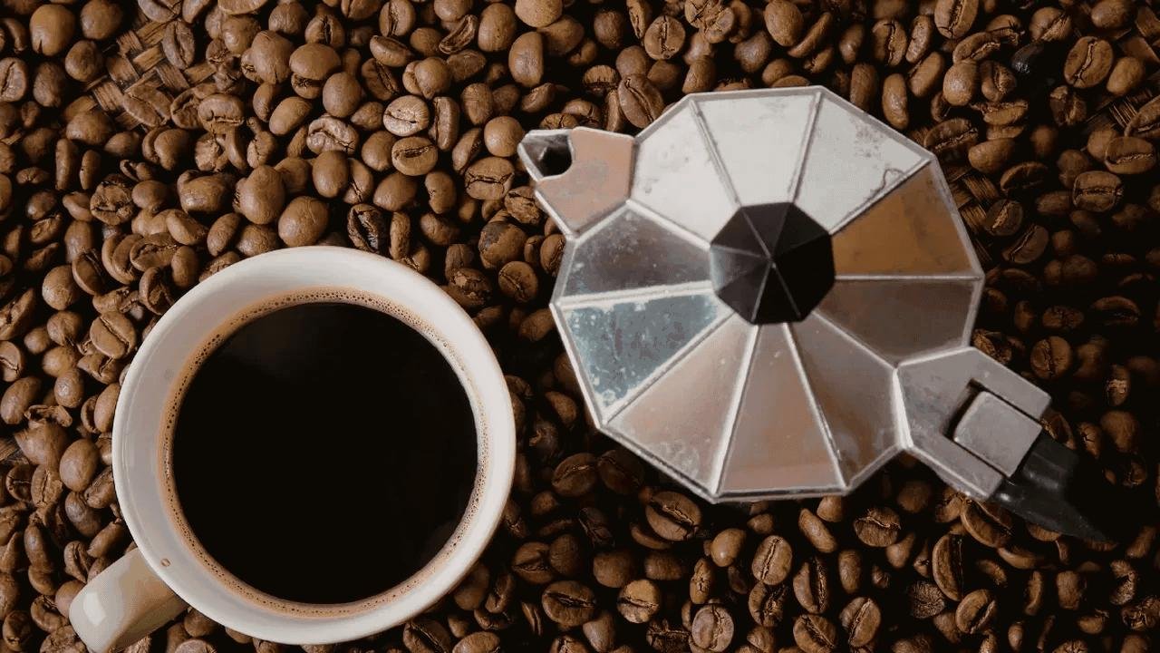 İftarın ardından başlayan sindirim sürecinde içecek seçimi büyük fark yaratır. Doğru tercihler mideyi rahatlatır, susuzluğu giderir ve enerji seviyelerini dengeler. Özellikle Ramazan’da uzun süren açlığın ardından tüketilecek içecekler, hem sindirimi hem de genel sağlık göstergelerini etkiler. Bu nedenle, iftardan sonra hangi içeceklerin tercih edilmesi gerektiğini bilmek, günün ilerleyen saatlerinde daha konforlu bir sindirim için kritik olabilir.