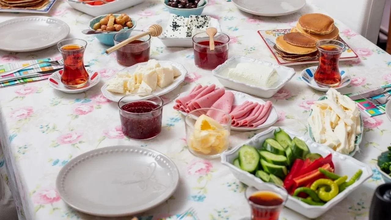 Sahurda tercih edilen yiyeceklerin doğru seçim olmaması, gün boyunca daha fazla susuzluk ve yorgunluk yaşanmasına neden olabilir. Özellikle, yüksek tuz içeriğine sahip peynir ve zeytin gibi gıdalar, oruç tutmayı zorlaştırmakla kalmaz, aynı zamanda vücudun sıvı dengesini olumsuz etkiler. Bu nedenle, sahurda doğru beslenmek, sadece enerji seviyesini korumakla kalmaz, aynı zamanda oruç sırasında karşılaşılabilecek rahatsızlıkların da önüne geçer. Günümüzde pek çok kişi, sahurda sağlıklı seçimler yapmak yerine geleneksel ve lezzetli olduğu düşünülen yüksek tuzlu ürünlere yöneliyor. Ancak, bu alışkanlıklar giderek halsizlik, baş ağrısı ve yorgunluk gibi sorunlara yol açar. Dolayısıyla, Ramazan'ın bu kutsal ayında sahurda bilinçli ve dengeli beslenmek ise büyük önem taşır.