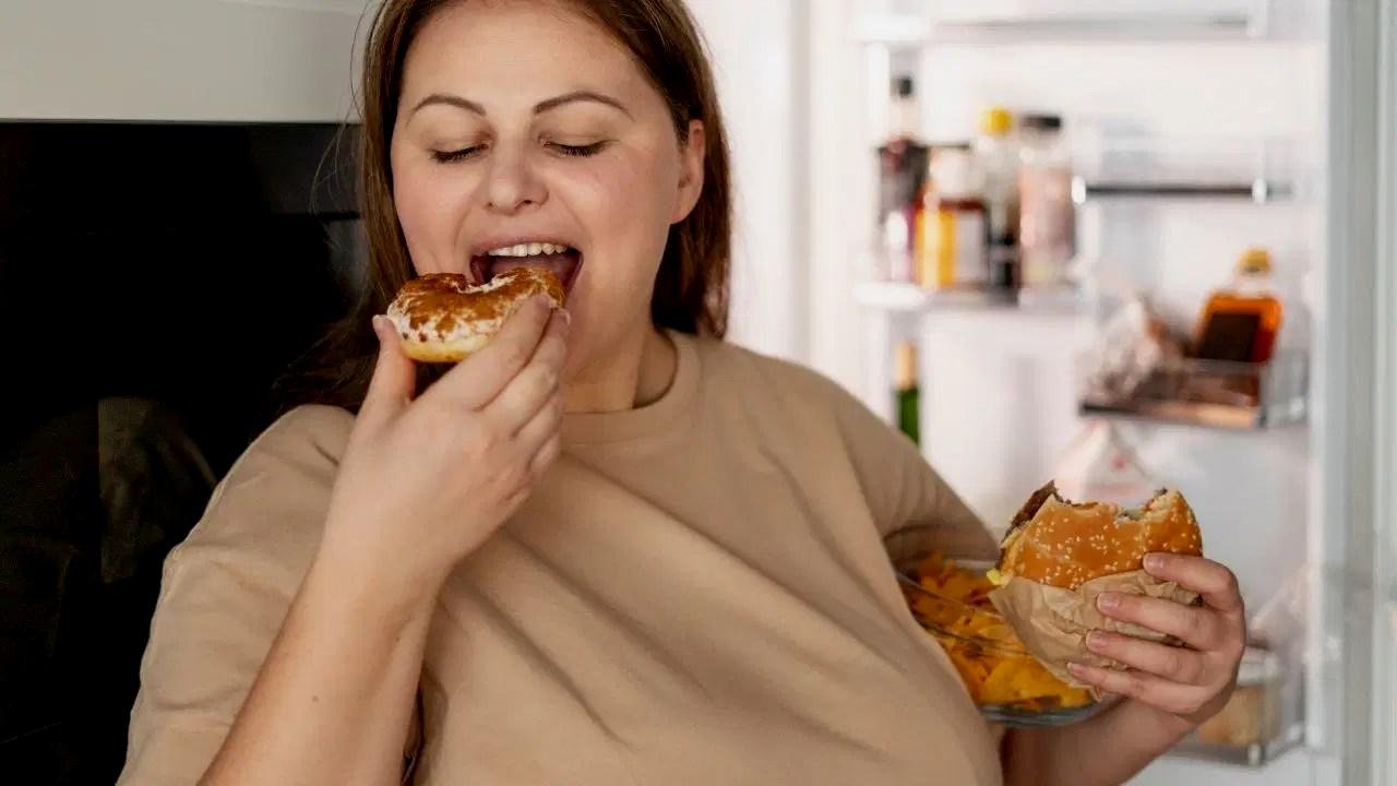 Yemek düşüncesiyle sürekli meşgul olmak, modern yaşamın kaçınılmaz bir parçası haline geldi. Özellikle yoğun şehir hayatında, insanlar zaman zaman hiç aç olmadan bile yemekle ilgili düşüncelere kapılır. Bu durumda, beyniniz sürekli olarak beslenme alışkanlıklarıyla meşgul olur ve normalden daha fazla yeme arzusu duymaya başlar. Bu durum, günlük yaşam kalitenizi ciddi anlamda etkiler ve sağlıklı beslenme alışkanlıklarınızı zedeler. Ancak, bu zihinsel gürültüyü kontrol altına almak ve yaşam kalitenizi artırmak için etkili stratejiler mevcuttur.