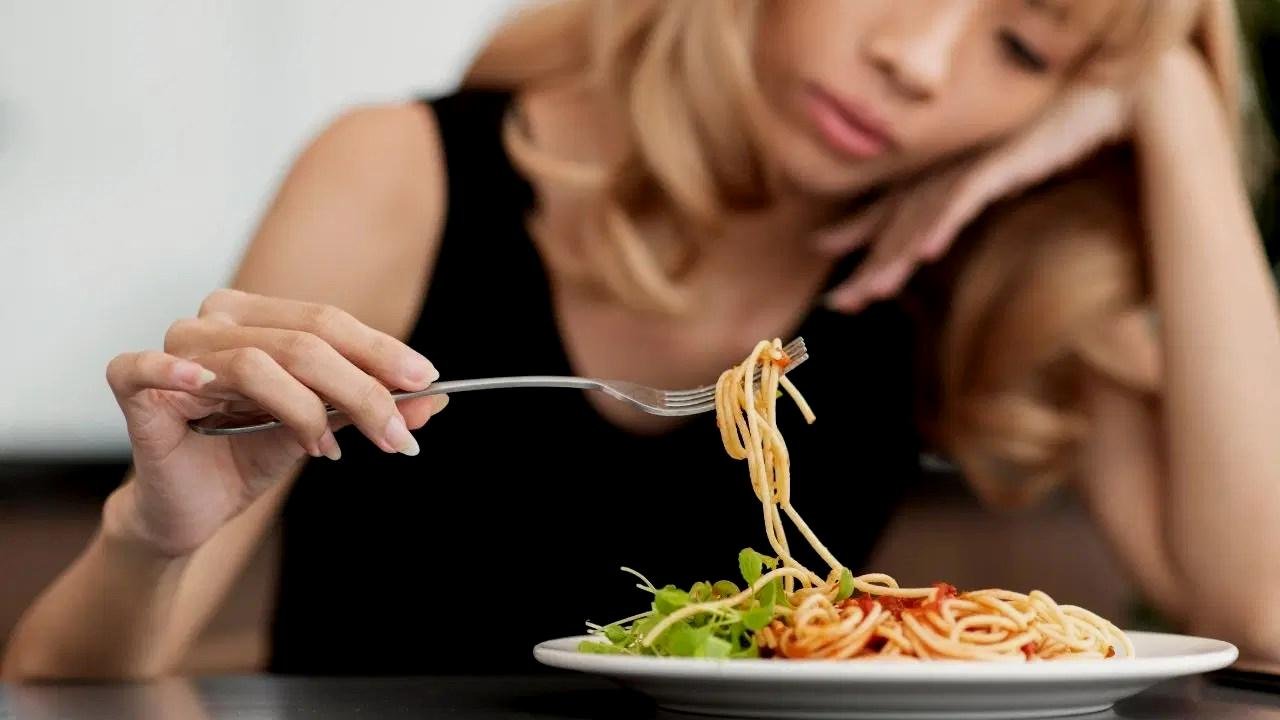 Yemek Gürültüsünün Nedenleri ve Psikolojik Temelleri