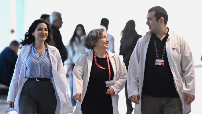 Doktor Aile Hikayesi: Anne ve İki Çocuğu Aynı Hastanede - Kadın Girişim